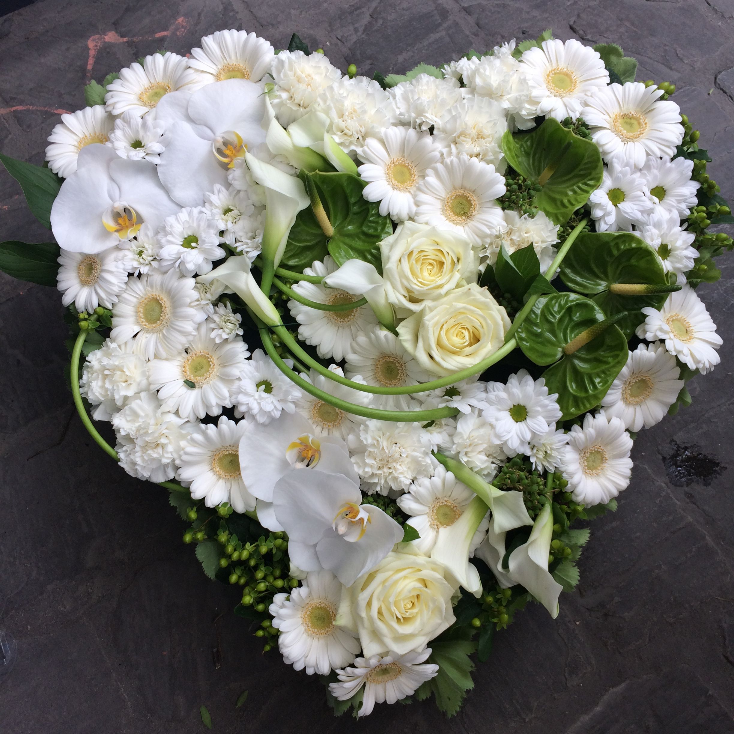 Coeur de fleurs blanches - Fleuriste
