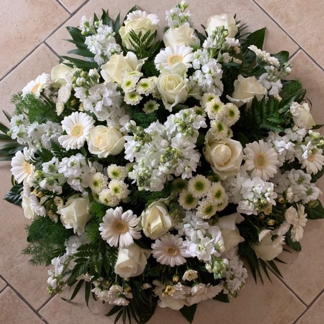 Coussin de fleurs blanches - Fleuriste